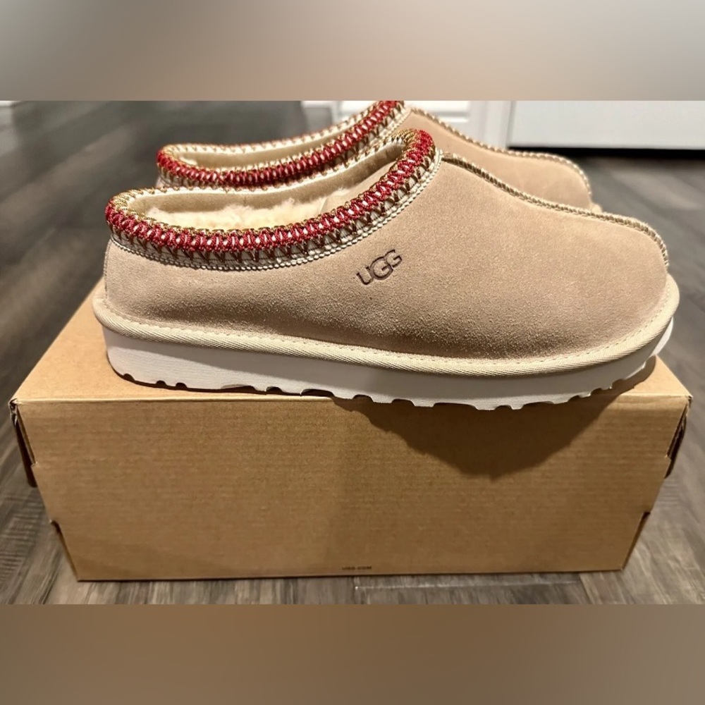 NEW Ugg Womens Tasman Sand Cherry Slipper - Size 7W - Sheepskin Suede Clog Mule